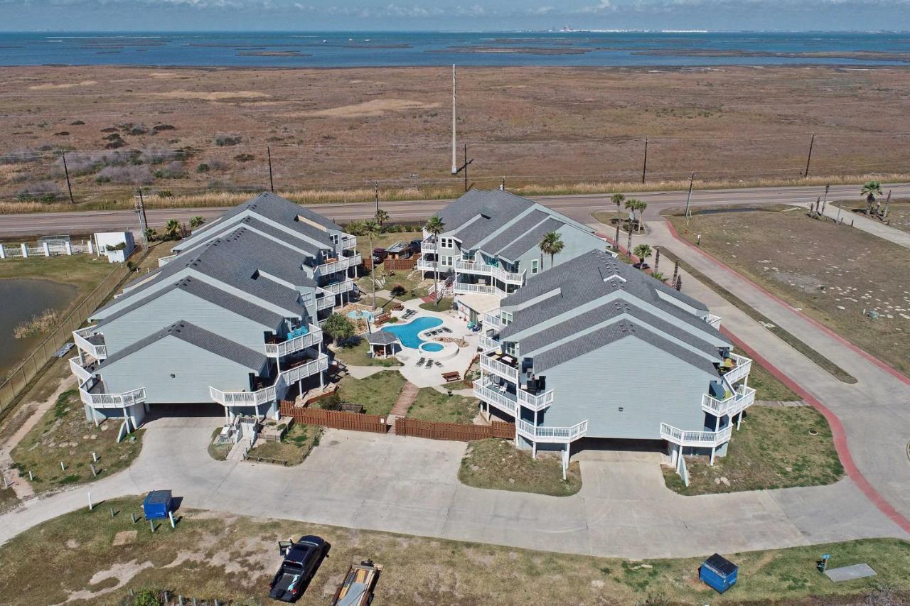 Coastal Condo with Outdoor Pool - Pets Welcome! Mustang Beach Buitenkant foto